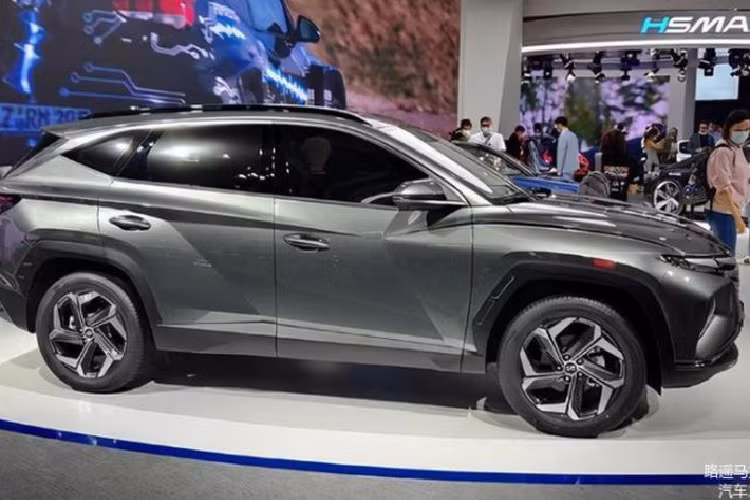 Phiên bản Hyundai Tucson L 2021 mới tại Trung Quốc cũng có cùng kích thước với các bản ở Hàn Quốc và Mỹ, cụ thể xe dài 4.630 mm, rộng 1.865 mm, cao 1.665 mm và chiều dài cơ sở 2.755 mm. Xe được sản xuất tại nhà máy Bắc Kinh - Hyundai.