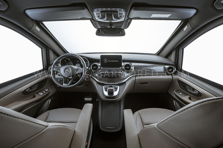 Đồng thời, chiếc Mercedes chống đạn giờ đây còn có cả hệ thống P/A và đèn chớp báo động.