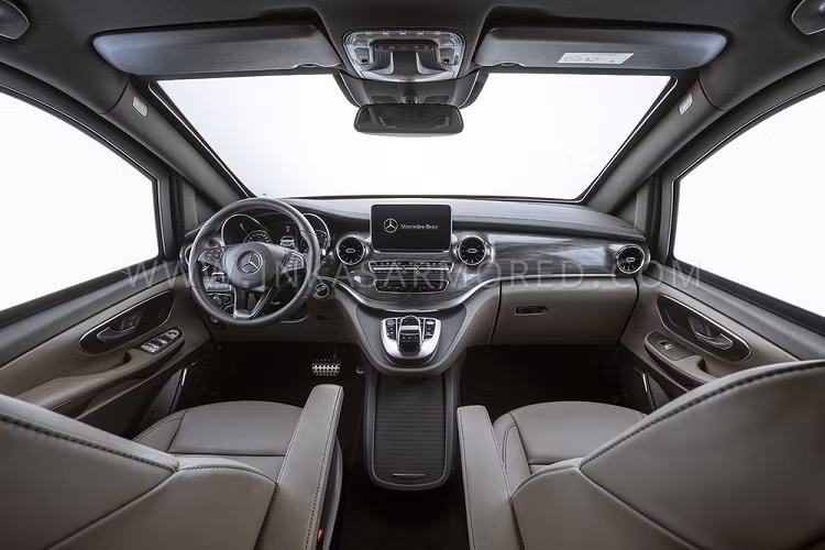 Đồng thời, chiếc Mercedes chống đạn giờ đây còn có cả hệ thống P/A và đèn chớp báo động.