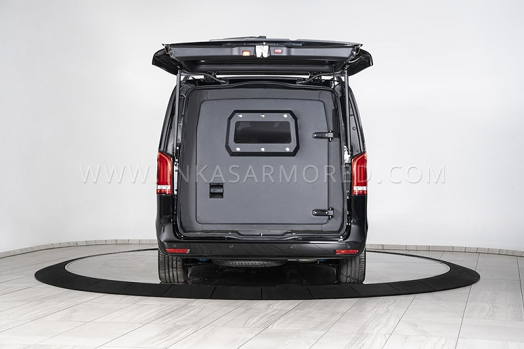 Hệ thống treo và phanh cũng được nâng cấp để có thể xử lý trọng lượng bổ sung, và một bộ lốp run-flat đảm bảo chiếc xe có thể thoát hiểm khi bị tấn công.