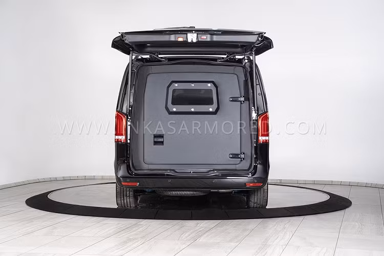 Hệ thống treo và phanh cũng được nâng cấp để có thể xử lý trọng lượng bổ sung, và một bộ lốp run-flat đảm bảo chiếc xe có thể thoát hiểm khi bị tấn công.