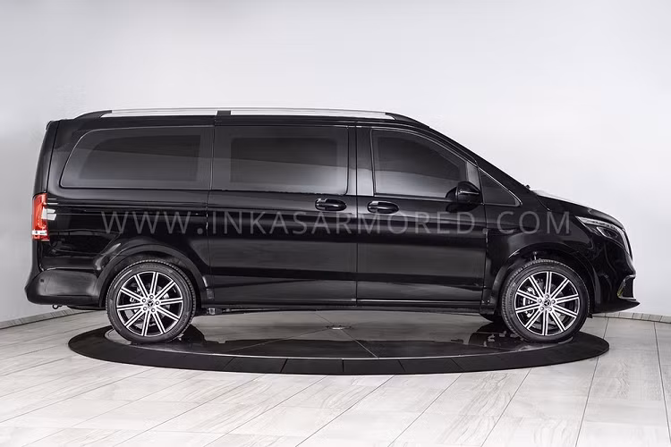 Mẫu xe “chở người” của thương hiệu Đức giờ đây cung cấp khả năng bảo vệ đạn đạo cấp độ CEN BR6 và có thể chống chịu sức công phá của hai quả lựu đạn nổ đồng lúc bên dưới gầm. Toàn bộ phần cánh cửa, sàn và nóc xe đã được tăng cường thêm lớp giáp bảo vẹ, và kính chống đạn đã thay thế các cửa sổ tiêu chuẩn.