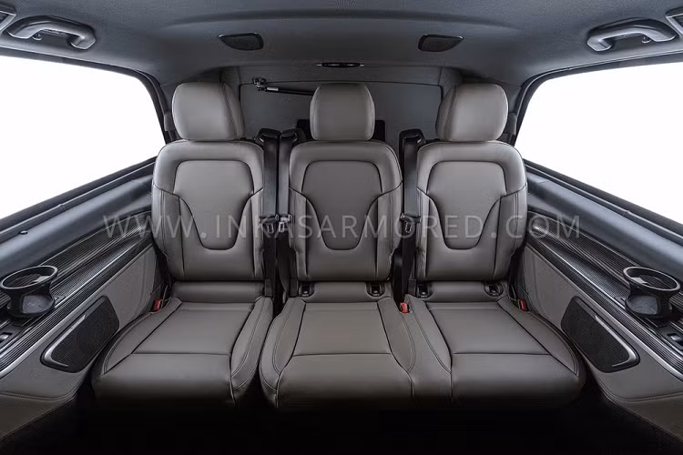 Hệ thống thông tin giải trí màn hình 7 inch vẫn còn đó, cùng với nhiều trang bị an toàn khác. Tất nhiên, nội thất xe cũng có thể nâng cấp, và tùy chỉnh hơn nữa theo sở thích người mua. Mức giá xe Mercedes-Benz V-Class chống đạn này hiện chưa được Inkas tiết lộ.