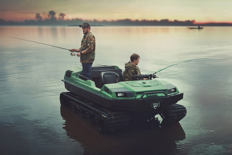 Chưa hết, C500 còn được chế tạo để phù hợp hoạt động nông nghiệp nữa. Với tải trọng 500 kg và sức kéo 800 kg, nó sẽ có thể sử dụng để vận tải các thiết bị nông nghiệp, và đủ khỏe để kéo cày nếu cần. Thế nhưng nếu đặt một lưỡi cày ở phía trước, nó sẽ nhanh chóng biến thành một chiếc máy cào tuyết lợi hại. Để thêm phần hoàn thiện khả năng chinh phục mọi địa hình, C500 còn có khả năng nổi trên mặt nước. Thậm chí bạn có thể lái nó ra giữa mặt hồ, tắt máy và thong thả câu cá.