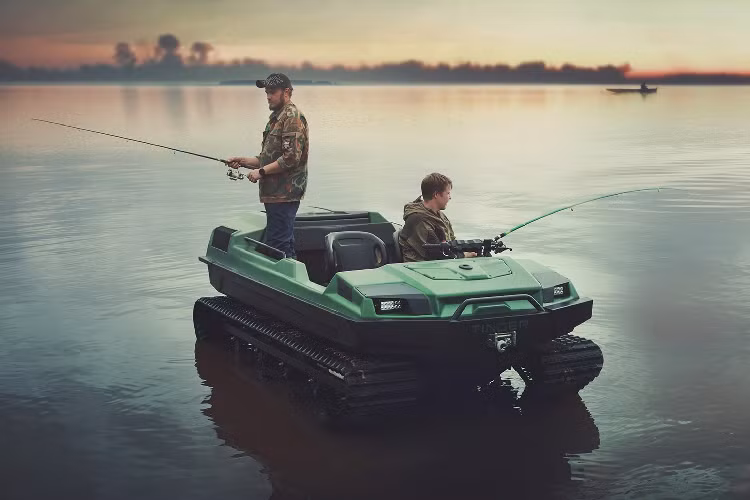 Chưa hết, C500 còn được chế tạo để phù hợp hoạt động nông nghiệp nữa. Với tải trọng 500 kg và sức kéo 800 kg, nó sẽ có thể sử dụng để vận tải các thiết bị nông nghiệp, và đủ khỏe để kéo cày nếu cần. Thế nhưng nếu đặt một lưỡi cày ở phía trước, nó sẽ nhanh chóng biến thành một chiếc máy cào tuyết lợi hại. Để thêm phần hoàn thiện khả năng chinh phục mọi địa hình, C500 còn có khả năng nổi trên mặt nước. Thậm chí bạn có thể lái nó ra giữa mặt hồ, tắt máy và thong thả câu cá.