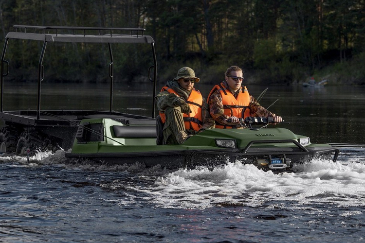 Bạn có thể sử dụng Tinger C500 để vượt qua rừng rậm, đầm lầy, sông suối hay thậm chí là núi tuyết. Có lẽ khi thiết kế nên C500, đội ngũ kỹ sư tại Tinger của Nga chỉ nghĩ tới ba chữ “mọi địa hình”. Nhờ có thiết kế kiểu xe tăng và hệ thống bánh xích, địa hình bao phủ bởi băng và tuyết chỉ là “con muỗi” đối với C500. Với trọng lượng gần một tấn, hệ thống bánh xích của nó thậm chí sẽ cắt qua cả đường nhựa.