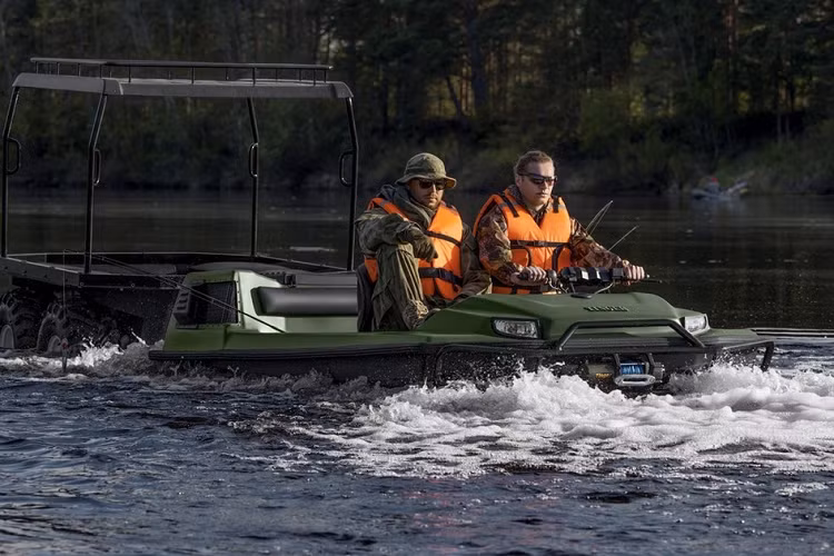 Bạn có thể sử dụng Tinger C500 để vượt qua rừng rậm, đầm lầy, sông suối hay thậm chí là núi tuyết. Có lẽ khi thiết kế nên C500, đội ngũ kỹ sư tại Tinger của Nga chỉ nghĩ tới ba chữ “mọi địa hình”. Nhờ có thiết kế kiểu xe tăng và hệ thống bánh xích, địa hình bao phủ bởi băng và tuyết chỉ là “con muỗi” đối với C500. Với trọng lượng gần một tấn, hệ thống bánh xích của nó thậm chí sẽ cắt qua cả đường nhựa.