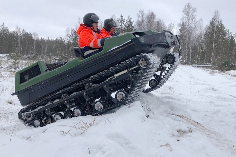 Ấn tượng là thế, song Tinger C500 địa hình có thể được sở hữu bởi bất cứ ai chịu chi tiền và có một bằng lái xe tiêu chuẩn. Nói một cách khác, bạn có thể lái nó ngay trông sân vườn nhà mình mà không phải lo lắng rằng mình đang làm việc phạm pháp. Hơn nữa, chiếc xe có hai hàng ghế, nên bạn có thể “cùng vui vẻ” với mấy người bạn của mình.