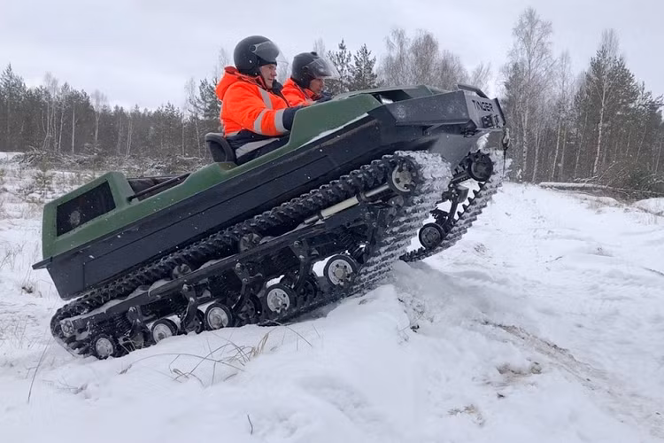 Ấn tượng là thế, song Tinger C500 địa hình có thể được sở hữu bởi bất cứ ai chịu chi tiền và có một bằng lái xe tiêu chuẩn. Nói một cách khác, bạn có thể lái nó ngay trông sân vườn nhà mình mà không phải lo lắng rằng mình đang làm việc phạm pháp. Hơn nữa, chiếc xe có hai hàng ghế, nên bạn có thể “cùng vui vẻ” với mấy người bạn của mình.