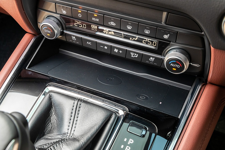 Màn hình cảm ứng trung tâm có 2 tùy chọn kích thước là 8,8 inch hoặc 10,25 inch, đi kèm là hệ thống kết nối Mazda Connect.