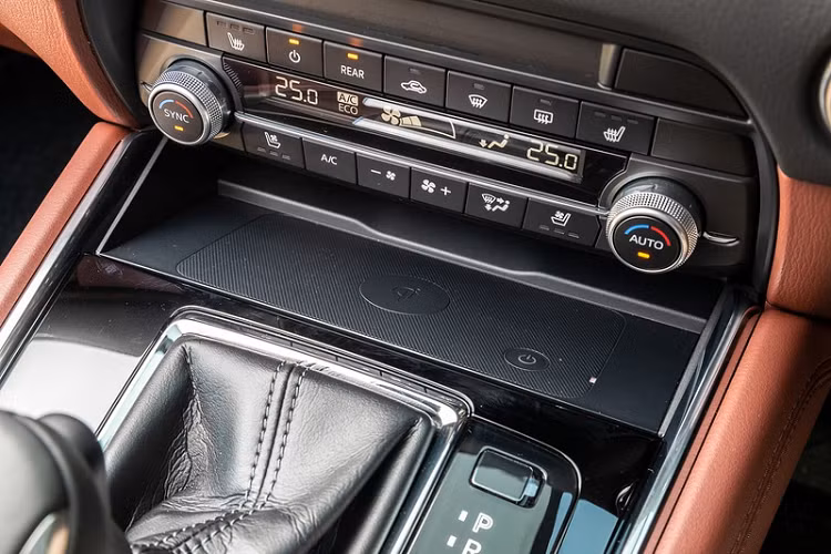 Màn hình cảm ứng trung tâm có 2 tùy chọn kích thước là 8,8 inch hoặc 10,25 inch, đi kèm là hệ thống kết nối Mazda Connect.