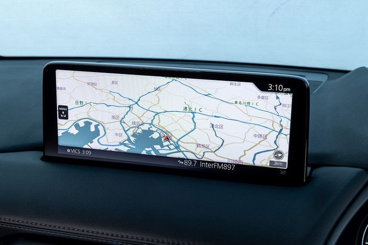 Bên trong nội thất, CX-8 phiên bản mới tại Nhật Bản vẫn có 2 tùy chọn là 6 ghế hoặc 7 ghế, màu sắc chủ đạo là đỏ Auburn Red hoặc trắng Pure White. Ghế ngồi trên xe được trang trí với các đường chỉ khâu được tạo hình kim cương.