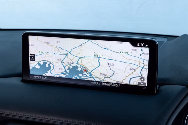 Bên trong nội thất, CX-8 phiên bản mới tại Nhật Bản vẫn có 2 tùy chọn là 6 ghế hoặc 7 ghế, màu sắc chủ đạo là đỏ Auburn Red hoặc trắng Pure White. Ghế ngồi trên xe được trang trí với các đường chỉ khâu được tạo hình kim cương.