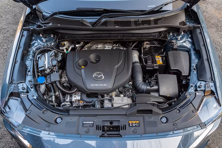 Phiên bản SkyActiv-G 2.5 cho công suất 190 mã lực tại 6.000 vòng/phút và mô-men xoắn cực đại 252 Nm tại 4.000 vòng/phút, phiên bản SkyActiv-G 2.5T sản sinh công suất 230 mã lực tại 4.250 vòng/phút và mô-men xoắn cực đại 420 Nm tại 2.000 vòng/phút. Cả 2 phiên bản xăng này đều dùng hộp số tự động 6 cấp. Động cơ diesel SkyActive-D 2.2 sản sinh công suất 200 mã lực tại 4.000 vòng/phút, mô-men xoắn cực đại 450 Nm tại 2.000 vòng/phút. Phiên bản này dùng hộp số tự động 6 cấp.