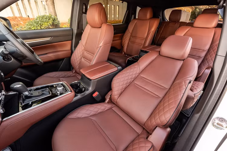 Mazda trang bị cho xe bộ mâm 10 chấu có kích thước 19 inch. Phần đuôi xe của phiên bản này khác biệt với thiết kế ống xả mới có kích thước lớn hơn.