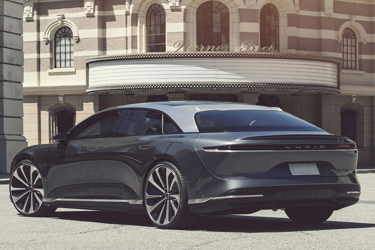 Lucid Air chạy điện được xem là phiên bản thương mại đầu tiên trên thế giới phá mốc di chuyển 500 dặm (804 km). Theo kết quả thử nghiệm theo chuẩn EPA, khoảng cách di chuyển của mẫu ôtô điện này có thể đạt tới 832 km cho mỗi lần sạc đầy pin.