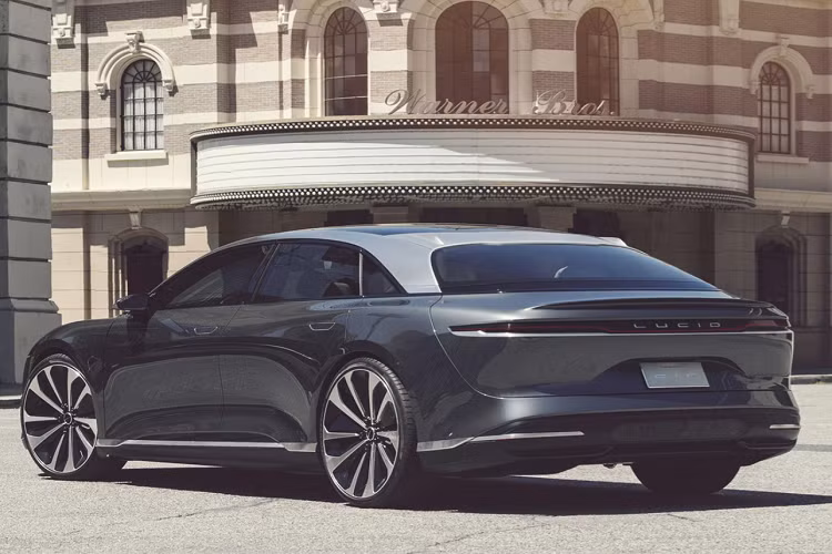 Lucid Air chạy điện được xem là phiên bản thương mại đầu tiên trên thế giới phá mốc di chuyển 500 dặm (804 km). Theo kết quả thử nghiệm theo chuẩn EPA, khoảng cách di chuyển của mẫu ôtô điện này có thể đạt tới 832 km cho mỗi lần sạc đầy pin.