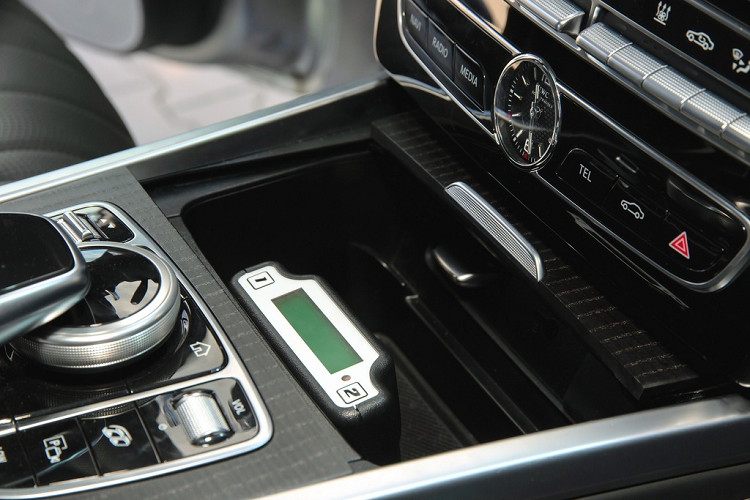 Thiết kế bên trong khoang lái không có gì thay đổi, tuy nhiên có thêm một bộ điều khiển đặt ở bệ tựa tay trung tâm.