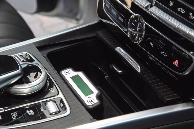 Thiết kế bên trong khoang lái không có gì thay đổi, tuy nhiên có thêm một bộ điều khiển đặt ở bệ tựa tay trung tâm.