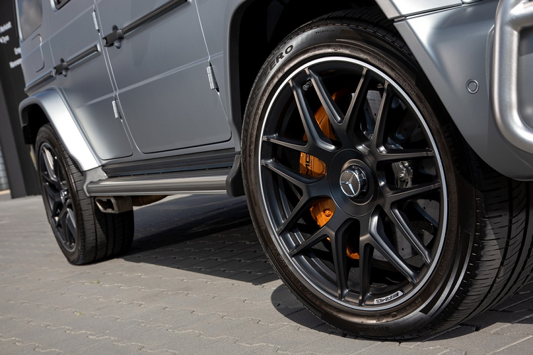 Hệ thống phanh trên xe sử dụng đĩa phanh gốm với kích thước 420 mm ở phía trước và 360 mm ở phía sau, kẹp phanh trước và sau lần lượt là loại 6 piston và 4 piston. Hệ thống phanh mới này nhẹ hơn 40% so với G63 tiêu chuẩn.