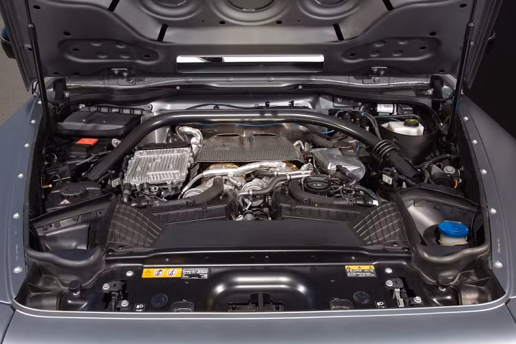 Động cơ của bản độ này được nâng cấp 2 bộ tăng áp mới, thay đổi ECU và bộ điều khiển hộp số, sản sinh công suất 927 mã lực và mô-men xoắn cực đại 1.278 Nm. Xe có khả năng tăng tốc 0-100 km/h trong 3,6 giây, nhanh hơn G63 nguyên bản 0,9 giây. Khi trang bị thêm gói AMG Driver, chiếc xe có thể đạt được vận tốc tối đa 280 km/h.