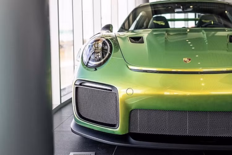 Nếu những chiếc 911 GT2 RS cơ bản chưa đáp ứng đủ yêu cầu về sự độc đáo của chủ sở hữu thì bộ phận cá nhân hóa Porsche’s Exclusiv Manufaktur có thể thỏa mãn yêu cầu này. Gần đây, bộ phận này đã giới thiệu tới công chúng những màu sơn Chromaflair độc quyền dành cho những chiếc Porsche thuộc dòng 991.2.