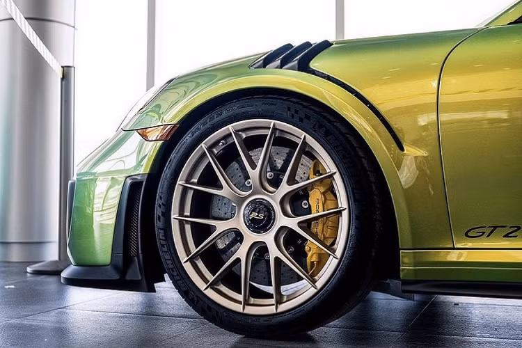 Ngoài ra, Porsche 911 GT2 RS mới sở hữu những thay đổi về mặt ngoại hình khác biệt đáng kể như cản trước với những hốc gió cỡ lớn, phần đuôi sau được thiết kế lại cùng cánh gió đuôi cỡ lớn. Chính điều này đã biến 911 GT2 RS trở thành mẫu xe đắt nhất trong dòng 911.