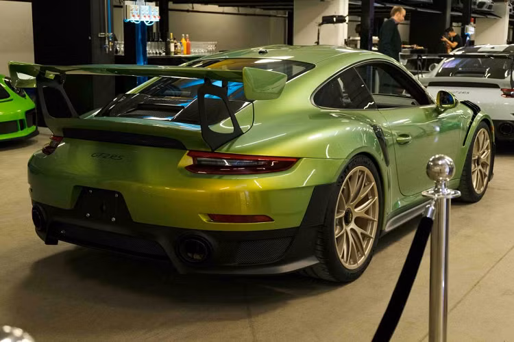 Để thỏa mãn niềm đam mê tốc độ cũng như đa dạng hóa những phiên bản và mục đích sử dụng của 911, Porsche đã phát triển khá nhiều biến thể khác nhau, trong đó phải kể đến mẫu xe Porsche 911 GT2 RS.