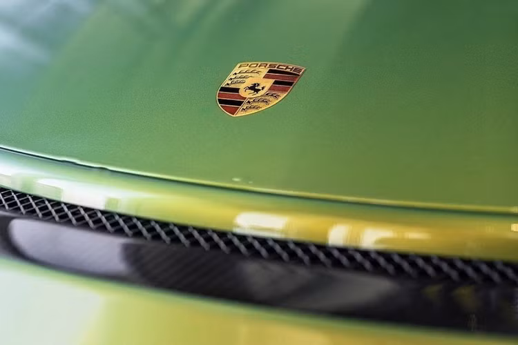 Màu sơn Python Green là một màu sắc thay đổi theo ánh sáng chiếu vào và theo cả góc nhìn của bạn. Với hiêu ứng này, xe có thể chuyển màu theo góc nhìn từ màu xanh đến màu vàng chanh.