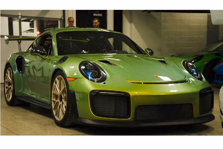 Đồng thời, đây cũng chính là một trong những màu sơn Porsche 911 đắt nhất thế giới khi tiêu tốn của chủ nhân một khoản tiền lên tới 100,000 Đô (Khoảng 2,3 tỷ đồng). Xe được trang bị bộ mâm đa chấu màu vàng gold cùng khóa tâm đen và logo RS màu vàng Racing Yellow nổi bật.