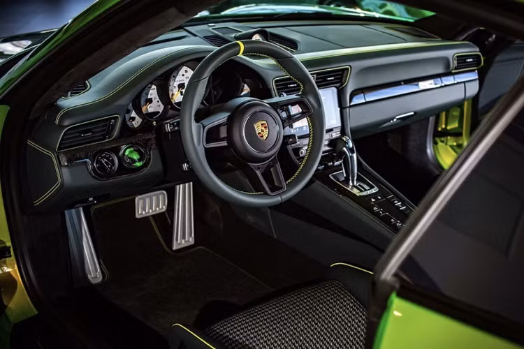 Điều khiến những chiếc 911 với màu sơn Chromaflair không chỉ đặc biệt vói công nghệ sơn đầy kỳ công mà còn là vì Porsche sẽ chỉ sản xuất 5 chiếc xe với màu hiệu ứng đặc biệt này mỗi năm. Với những màu sắc có sức hấp dẫn lớn với khách hàng này, chắc chắn bạn sẽ phải chờ rất lâu mới tới lượt để có thể sở hữu được những phiên bản này.