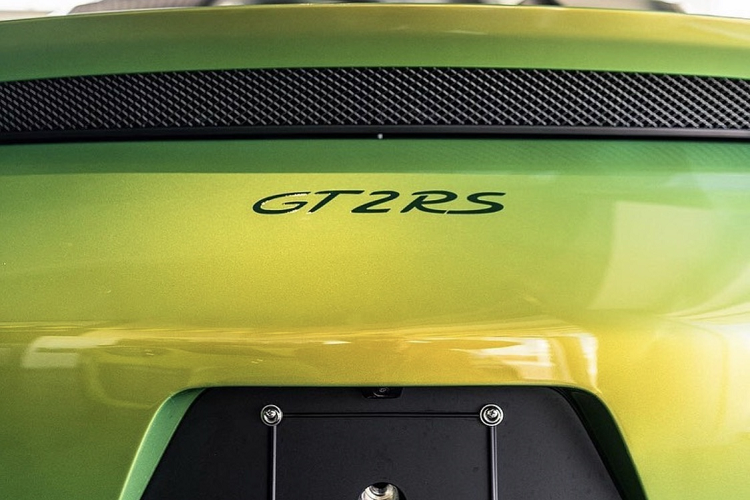 Series 911 GT2 là một dòng xe thể thao hiệu suất cao mà Porsche đã phát triển từ năm 1992 cho đến nay. 911 GT2 RS được phát triển dựa trên 911 Turbo và được trang bị động cơ tăng áp kép tương tự nhưng đã được nâng cấp.