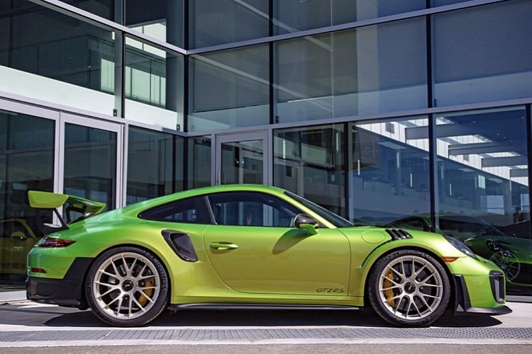 Với vẻ đẹp đã làm nên tên tuổi của hãng kết hợp với những đường nét thiết kế hiện đại, những chiếc siêu xe Porsche 911 vẫn luôn chiếm được cảm tình của phần lớn những người mê thương hiệu đình đám này.