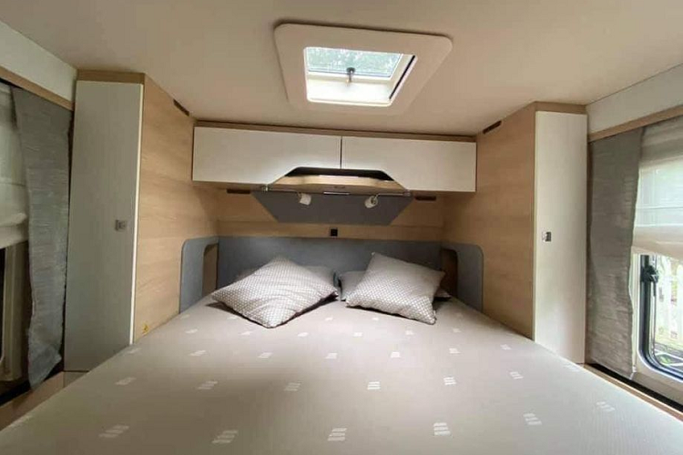 Đối với chiếc Hymer B-Klasse MasterLine I trong bài viết. Đây là dòng sản phẩm cao cấp nhất của Hymer ở thời điểm hiện tại. Mẫu xe này có tổng cộng 4 phiên bản, bao gồm phiên bản 2 giường đơn 780, phiên bản 2 giường đơn 880, phiên bản 1 giường đôi 790 và phiên bản 890 với 1 giường đôi. Bên cạnh số lượng giường, sự khác biệt giữa các phiên bản còn tới từ phần kích thước và cân nặng.