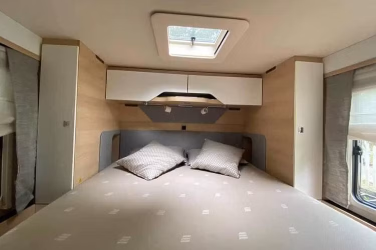 Đối với chiếc Hymer B-Klasse MasterLine I trong bài viết. Đây là dòng sản phẩm cao cấp nhất của Hymer ở thời điểm hiện tại. Mẫu xe này có tổng cộng 4 phiên bản, bao gồm phiên bản 2 giường đơn 780, phiên bản 2 giường đơn 880, phiên bản 1 giường đôi 790 và phiên bản 890 với 1 giường đôi. Bên cạnh số lượng giường, sự khác biệt giữa các phiên bản còn tới từ phần kích thước và cân nặng.