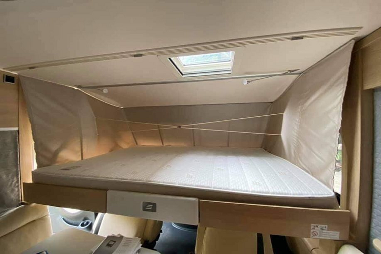 Chưa hết, nhà di động Hymer B-Klasse MasterLine I còn có sẵn hàng loạt tiện nghi như ghế sofa, giường, bếp, các thiết bị vệ sinh, cầu thang, hệ thống đèn chiếu sáng trong xe, tủ lạnh, lò vi sóng, tủ bát đĩa,, hệ thống âm thanh 6 loa, các ổ cắm điện 12V và 230V, bồn chứa nước thải 150L, các tủ chứa đồ và thậm chí là cả cửa sổ trời Panorama...