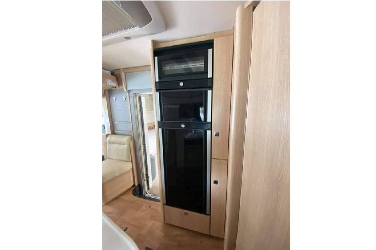 Được gọi với biệt danh "Ngôi nhà di động", Hymer B-Klasse MasterLine I sở hữu đầy đủ các trang bị tiện nghi thường thấy ở một ngôi nhà truyền thống. Phía sau khoang lái, mẫu xe này được trang bị đầy đủ các không gian như phòng khách, phòng vệ sinh, phòng ngủ, khu vực bếp và cả khoang chứa đồ bên ngoài xe dành cho các chuyến picnic.