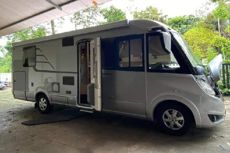 Đi sâu hơn vào tìm hiểu, Hymer B-Klasse MasterLine I tiền tỷ vốn tới từ thương hiệu Mymer, một nhà độ có trụ sở tại Đức và chuyên sản xuất các mẫu xe theo dạng "Mobile Home".