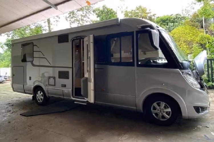 Đi sâu hơn vào tìm hiểu, Hymer B-Klasse MasterLine I tiền tỷ vốn tới từ thương hiệu Mymer, một nhà độ có trụ sở tại Đức và chuyên sản xuất các mẫu xe theo dạng "Mobile Home".