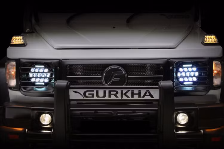 Tất nhiên, các đặc điểm này không thể so với Mercedes G-Class. SUV off-road mới nhất của Mercedes có khoảng sáng gầm 24 cm, góc tiếp cận 31 độ, và góc thoát 30 độ, cùng động cơ mạnh mẽ hơn nhiều.