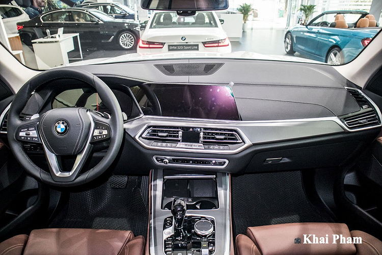 Ở phần hậu, các phiên bản BMW X5 tại Việt Nam không có sự khác biệt, thiết kế tổng thể khu vực này vẫn giúp liên tưởng hình chữ "X" khá đặc trưng của dòng SUV này. Giống như 2 bản cao cấp, BMW X5 xLine có cụm đèn hậu nổi khối 3D với công nghệ LED mang đến khả năng nhận diện tốt hơn. Mẫu SUV cỡ trung sang trọng của hãng xe Đức còn có cản sau bề thế giúp tổng thể cơ bắp, cùng với đó là ống xả 2 bên cân đối.