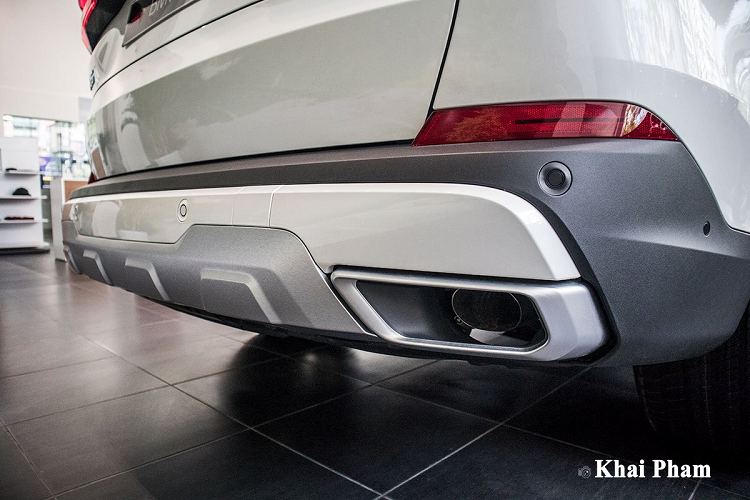 "Dàn chân" xe BMW X5 xDrive 40i xLine mới sử dụng mâm 5 chấu kép với kích thước 19, vòm bánh xe dùng tông màu đen tạo điểm nhấn, cùng với đó là khe thoát gió. Trên phiên bản tiêu chuẩn này, X5 vẫn mang đến cho khách hàng tính năng chìa khoá thông minh tích hợp trên tay nắm cửa. Gương chiếu hậu xe có đèn xi-nhan LED, camera và tính năng chỉnh/gập điện, sấy gương, chống chói cũng xuất hiện.