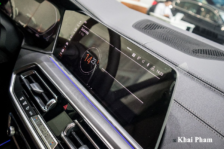 X5 phiên bản mới đều có ghế ngồi sử dụng da Vernasca mềm mại, bản xLine tiêu chuẩn có trang bị ghế trước thể thao điều chỉnh điện với chức năng nhớ vị trí cho ghế lái. Hàng thứ 2, mẫu xe này vẫn được trang bị 3 tựa đầu quen thuộc, bệ tỳ tay ở vị trí trung tâm kèm hộc để ly. Trong khi đó, hàng ghế cuối trên xe với không gian đủ dùng có thể hạ từ vị trí cốp sau mang đến sự tiện lợi cho xe.