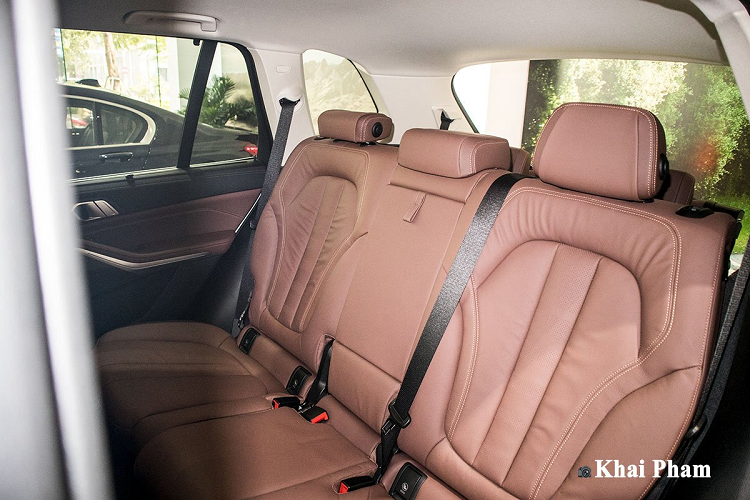 BMW X5 xLine sử dụng màn hình cảm ứng 12,3 inch với giao diện đồ hoạ ấn tượng với khả năng kết nối đa phương tiện. Hệ thống giải trí này sẽ kết hợp với dàn âm thanh BMW HiFi 10 loa cùng công suất 205 watt. Bên cạnh đó, BMW X5 xLine còn nhiều tiện nghi khác mà nổi bật là điều hoà tự động 4 vùng độc lập, rèm che nắng, kính chắn gió cách âm/nhiệt, đèn chào mừng Welcome Light Carpet...