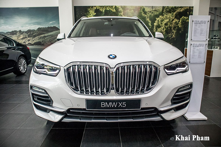 Giá xe BMW X5 2020 chính hãng là 4,119 tỷ đồng, xe vận hành nhờ khối động cơ xăng I6 TwinPower Turbo, dung tích 3.0L cho công suất tối đa 340 mã lực tại 5.500 – 6.500 vòng/phút và mô-men xoắn cực đại 450 Nm tại 1.500 – 5.200 vòng/phút. Mẫu SUV cỡ trung sử hộp số tự động 8 cấp Steptronic đi kèm hệ dẫn động 4 bánh toàn thời gian AWD.