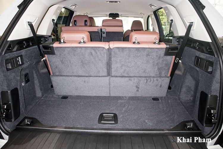 BMW X5 xDrive 40i xLine duy trì thiết kế vô-lăng 3 chấu bọc da mang đến cảm giác cầm nắm vừa vặn. Ngay phía sau, cụm đồng hồ trên chiếc SUV cỡ trung đã được điện tử hoá mang đến sự cao cấp và khả năng hiển thị rõ nét so với đời cũ.