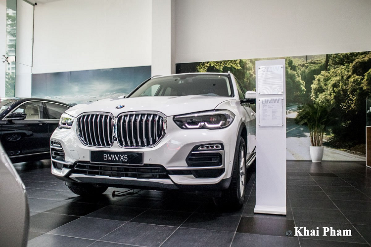 Trong số này, BMW X5 xDrive 40i xLine 2020 là phiên bản giá "mềm" nhất được giới thiệu cùng bản cao cấp xLine Plus, hiện xe đã cập bến đại lý chính hãng. Mặc dù là bản tiêu chuẩn, nhưng BMW X5 xLine cũng sở hữu nhiều trang bị đáng giá, bên cạnh vẻ ngoài hấp dẫn từ trước đó mà người dùng đã quen thuộc.