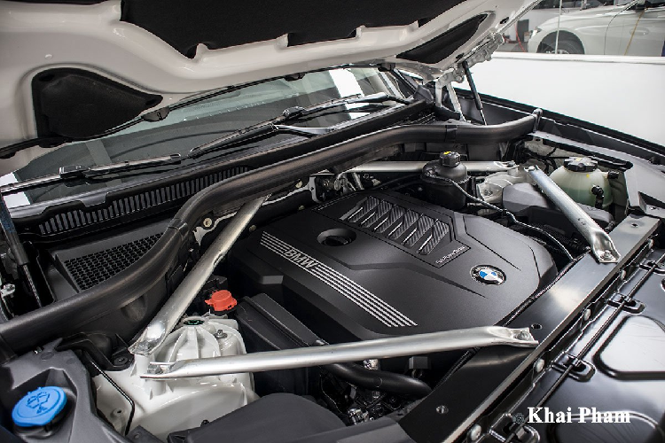 Sở hữu 3 hàng ghế nhưng BMW X5 xDrive 40i xLine vẫn có khoang chứa đồ tương đối rộng với cách mở cốp kiểu vỏ sò như "đàn anh" X7. Bước vào khoang nội thất, với mức giá hơn 4 tỷ đồng, BMW X5 mang đến cho phiên bản xLine khá nhiều tiện ích và sự sang trọng vẫn được duy trì trên tất cả các biến thể của dòng xe này.