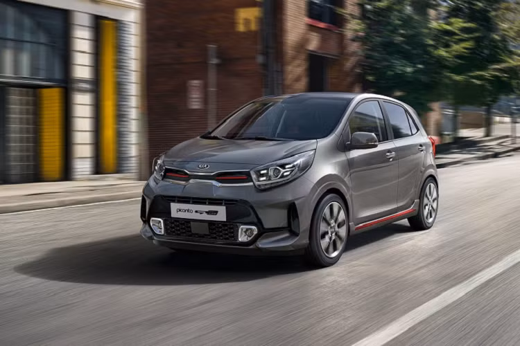 Về an toàn, Kia Morning 2021 phiên bản cao nhất tại thị trường quốc tế được trang bị hàng loạt tiện ích như hệ thống cảnh báo phương tiện cắt ngang đuôi xe, hệ thống giữ làn đường, hệ thống cảnh báo lái xe mất tập trung, hệ thống cảnh báo va chạm phía trước...