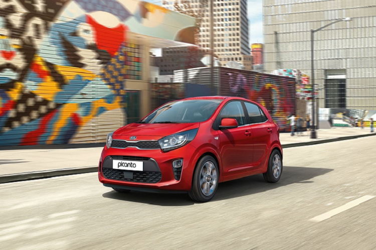 Bên cạnh việc sở hữu một khoang nội thất đẹp mắt, chỉn chu, Kia Morning 2021 còn được trang bị nhiều tiện ích như màn hình giải trí kích thước 8 inch có kết nối điện thoại thông minh, ghế bọc da tổng hợp hoặc bọc vải, tuỳ chọn màu nội thất, màn hình kỹ thuật số 4.2 inch bên trong đồng hồ công-tơ-mét...